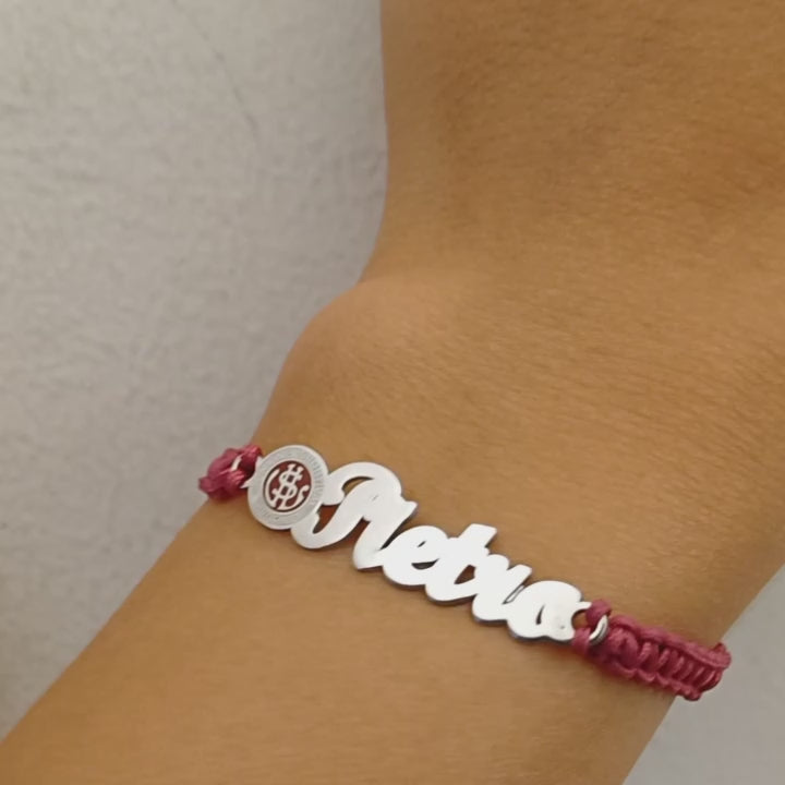 bracciale con nome e logo dell'U.S.Livorno , parte della nostra linea esclusiva in argento 925 . Realizzato con passione nel nostro laboratorio orafo a Livorno , l'incisione laser dona una finitura impeccabile, la smaltatura a caldo aggiunge un tocco di eleganza e profondità. Perfetto per chi desidera indossare un simbolo della propria passione per il calcio e per l' US Livorno .